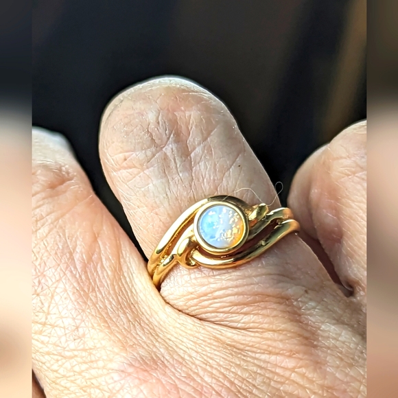 Avon Vintage Opalescent Gold Tone Ring Size 6 - Picture 3 of 3